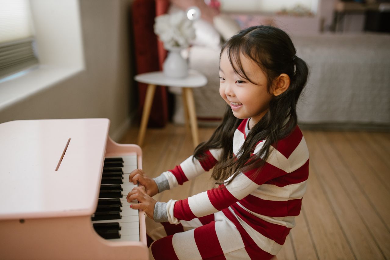 Young children in a Little Nestlings group music class
